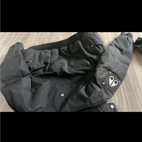 Black moose knuckles jacket great still puffy still warm no holes or anything - Picture 4 of 4